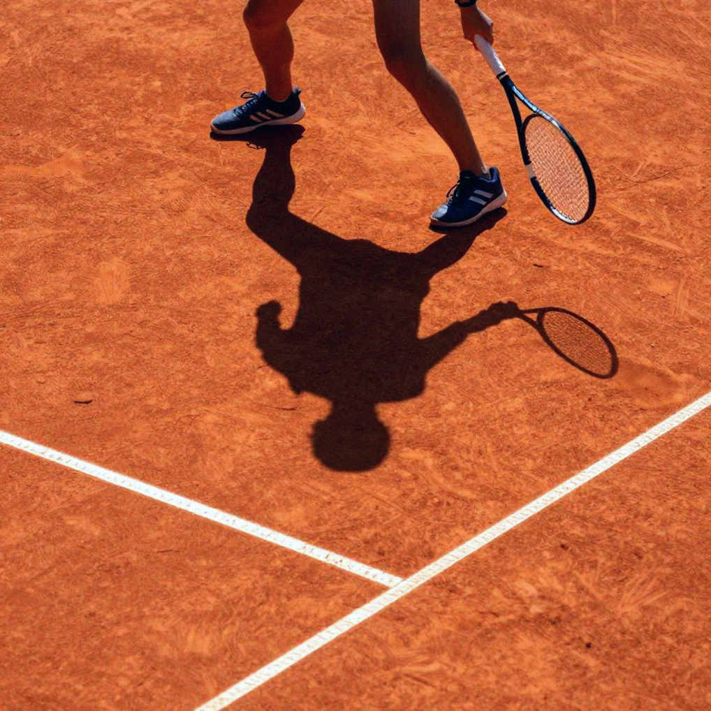 Hàng đợi dữ liệu tennis đã nuốt một bản tin IMF: lỗi phân loại và cái giá của nhãn dán